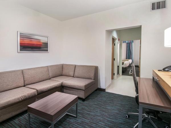 Holiday Inn Express Hotel & Suites San Antonio - Rivercenter Area, an IHG Hotel : photo 2 de la chambre suite 1 chambre avec 2 lits queen-size