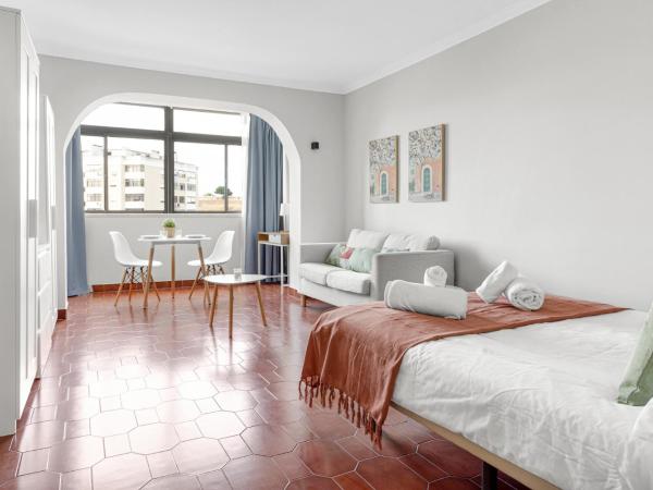 Wonderful Shared Apartment in Alfornelos - NEAR METRO! : photo 8 de la chambre chambre double avec salle de bains privative
