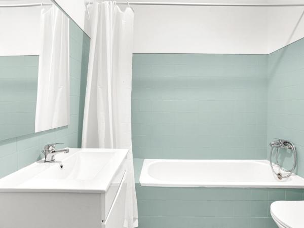 Wonderful Shared Apartment in Alfornelos - NEAR METRO! : photo 9 de la chambre chambre double avec salle de bains privative