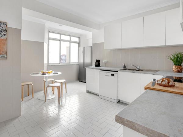 Wonderful Shared Apartment in Alfornelos - NEAR METRO! : photo 7 de la chambre chambre lit queen-size avec salle de bains commune