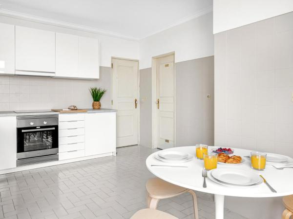 Wonderful Shared Apartment in Alfornelos - NEAR METRO! : photo 4 de la chambre chambre double avec salle de bains privative