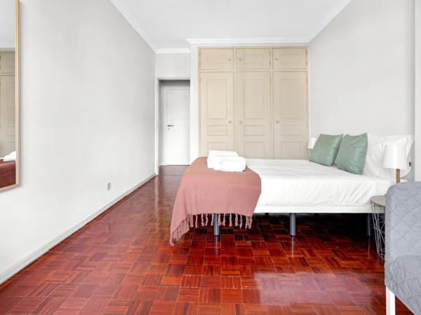 Wonderful Shared Apartment in Alfornelos - NEAR METRO! : photo 3 de la chambre chambre lit queen-size avec salle de bains commune
