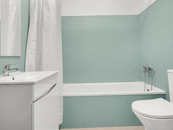 Wonderful Shared Apartment in Alfornelos - NEAR METRO! : photo 9 de la chambre chambre lit queen-size avec salle de bains commune