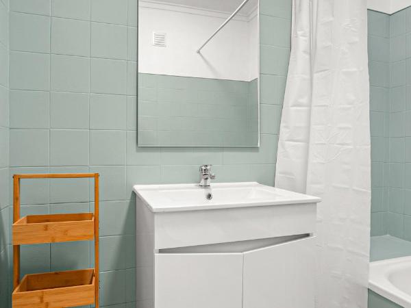 Wonderful Shared Apartment in Alfornelos - NEAR METRO! : photo 10 de la chambre chambre lit queen-size avec salle de bains commune