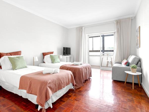 Wonderful Shared Apartment in Alfornelos - NEAR METRO! : photo 1 de la chambre chambre lits jumeaux avec salle de bains privative