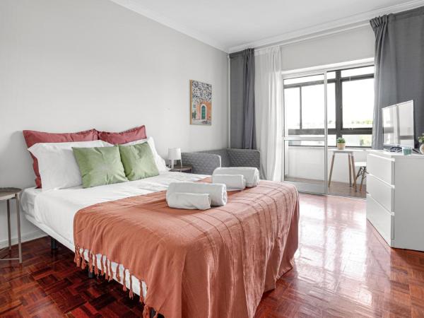 Wonderful Shared Apartment in Alfornelos - NEAR METRO! : photo 1 de la chambre chambre double avec salle de bains commune