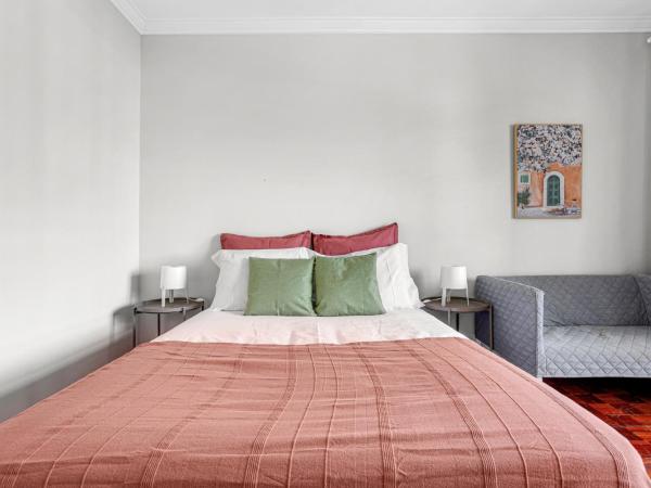 Wonderful Shared Apartment in Alfornelos - NEAR METRO! : photo 2 de la chambre chambre double avec salle de bains commune