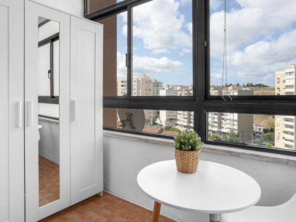 Wonderful Shared Apartment in Alfornelos - NEAR METRO! : photo 8 de la chambre chambre double avec salle de bains commune