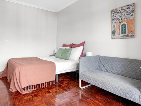 Wonderful Shared Apartment in Alfornelos - NEAR METRO! : photo 9 de la chambre chambre double avec salle de bains commune