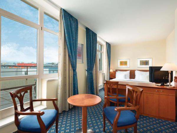 Ramada Prague City Centre : photo 7 de la chambre chambre double ou lits jumeaux avec terrasse