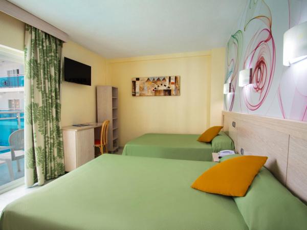 Hotel Servigroup Calypso : photo 1 de la chambre chambre double (2 adultes + 2 enfants)