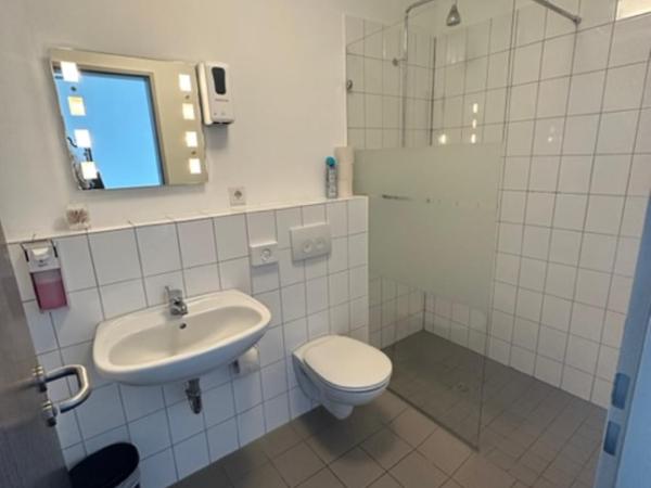 Arena Hostel & Monteurzimmer : photo 3 de la chambre lit dans dortoir mixte de 6 lits avec salle de bains privative