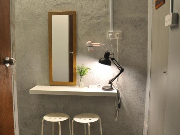 GRAYHAUS INN Ipoh : photo 1 de la chambre chambre familiale avec balcon