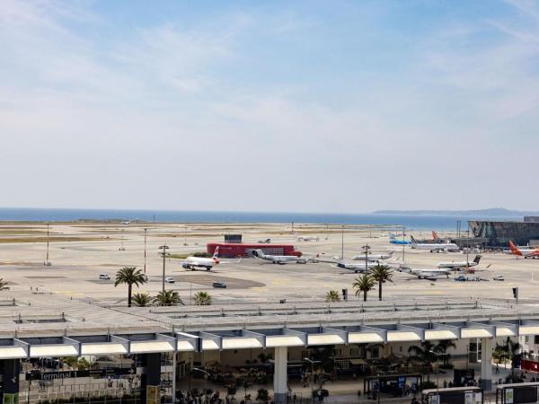 Sheraton Nice Airport : photo 6 de la chambre chambre lit king-size deluxe - vue sur mer