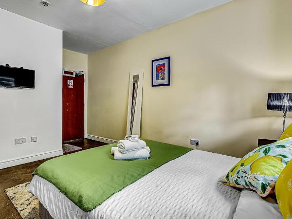 OAT Homes : photo 8 de la chambre chambre double avec salle de bains privative