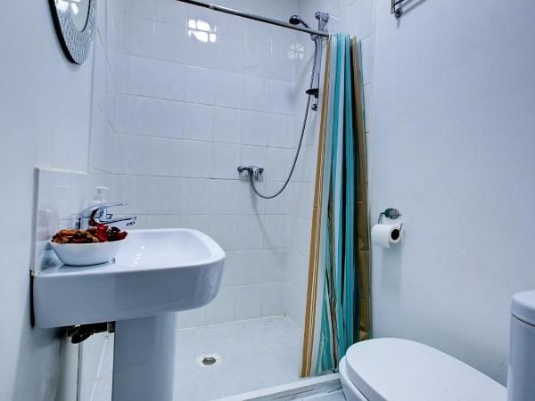 OAT Homes : photo 5 de la chambre chambre double avec salle de bains privative