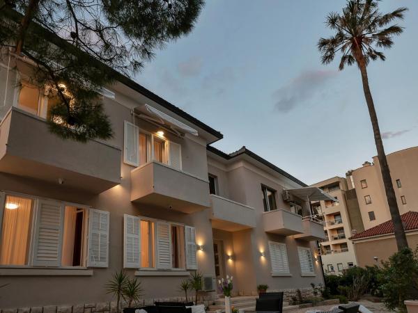 Beachfront Deluxe B&B : photo 1 de la chambre chambre triple de luxe avec balcon et vue sur la mer