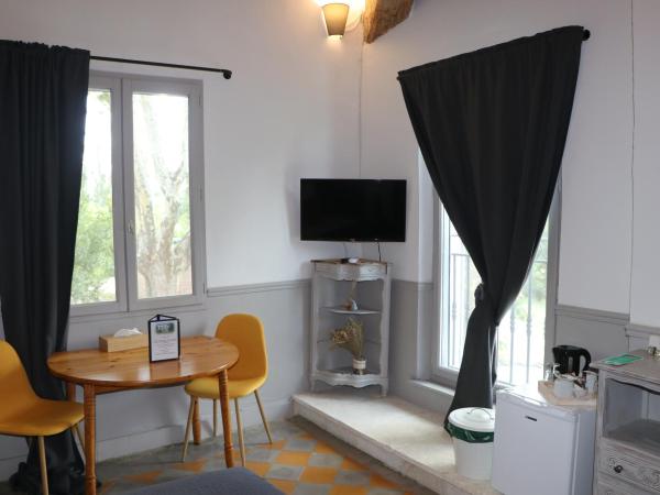 Mas des Cerisiers SPA-SAUNA inclus pour tous les logements : photo 6 de la chambre chambre double avec salle de bains privative