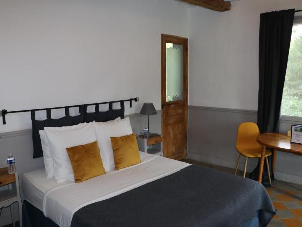 Mas des Cerisiers SPA-SAUNA inclus pour tous les logements : photo 5 de la chambre chambre double avec salle de bains privative