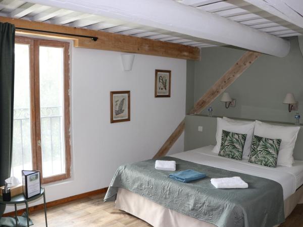 Mas des Cerisiers SPA-SAUNA inclus pour tous les logements : photo 4 de la chambre chambre double avec salle de bains privative