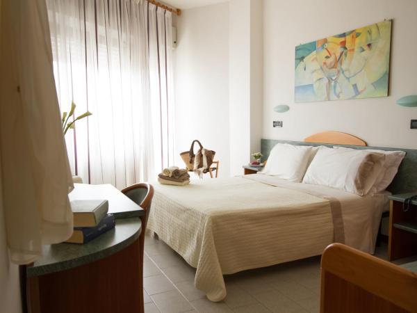 Hotel Nord Est : photo 1 de la chambre chambre triple