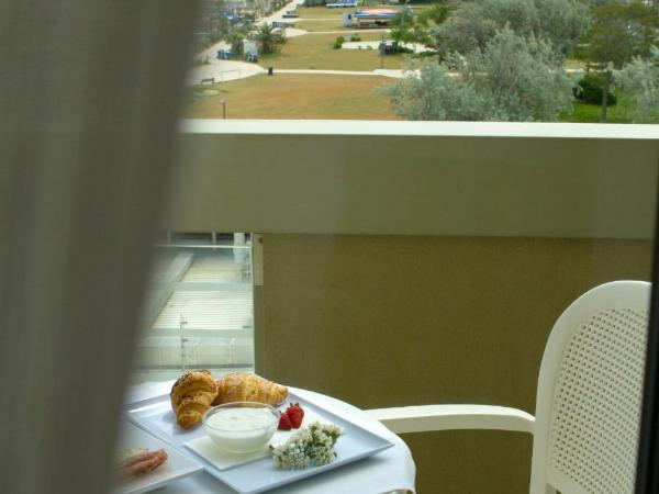 Hotel Nord Est : photo 6 de la chambre chambre triple