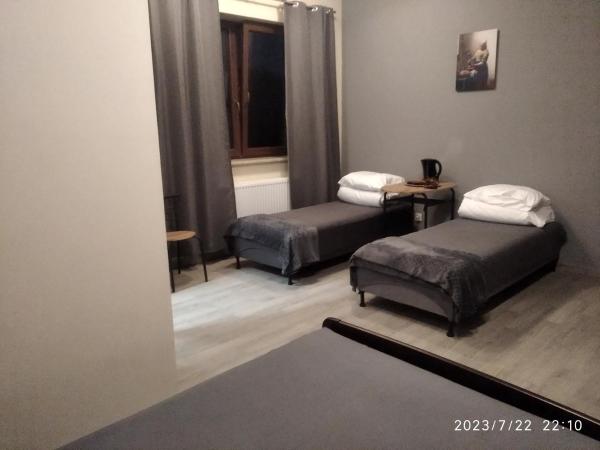 Hotelik rodzinny 365 pokoje z łazienkami : photo 5 de la chambre chambre quadruple