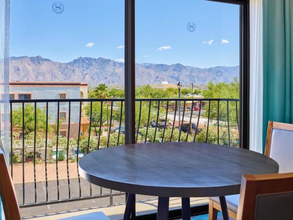 Sheraton Tucson Hotel & Suites : photo 3 de la chambre club level, executive suite, 1 king, sofa bed, mountain view