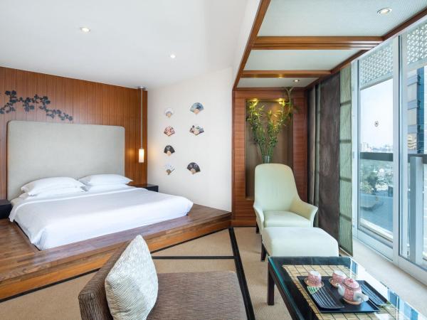 Sheraton Dubai Creek Hotel & Towers : photo 1 de la chambre chambre lit king-size japonaise avec accès au salon club