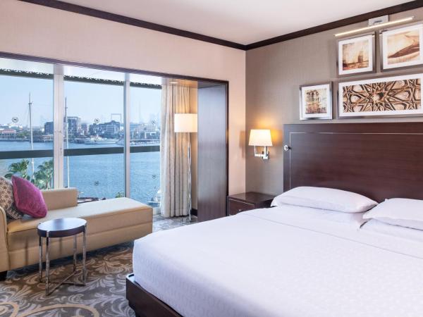 Sheraton Dubai Creek Hotel & Towers : photo 4 de la chambre chambre lit king-size deluxe - vue sur crique