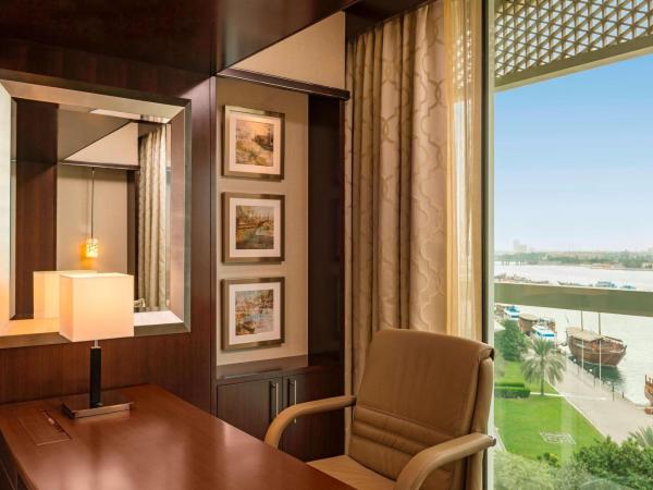 Sheraton Dubai Creek Hotel & Towers : photo 2 de la chambre chambre lit king-size club avec accès au salon club - petit-déjeuner, goûter et happy hours
