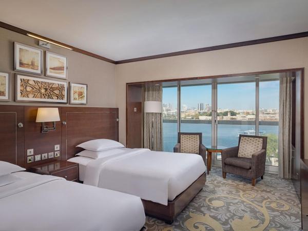 Sheraton Dubai Creek Hotel & Towers : photo 6 de la chambre chambre club avec accès au salon club - vue sur crique