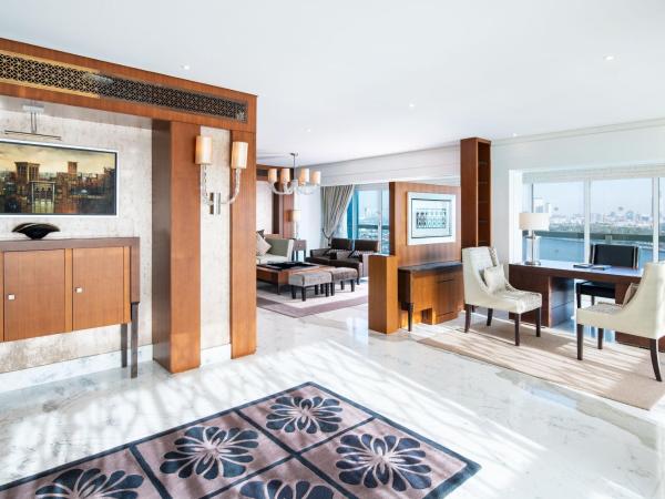 Sheraton Dubai Creek Hotel & Towers : photo 2 de la chambre suite familiale lit king-size - vue sur crique