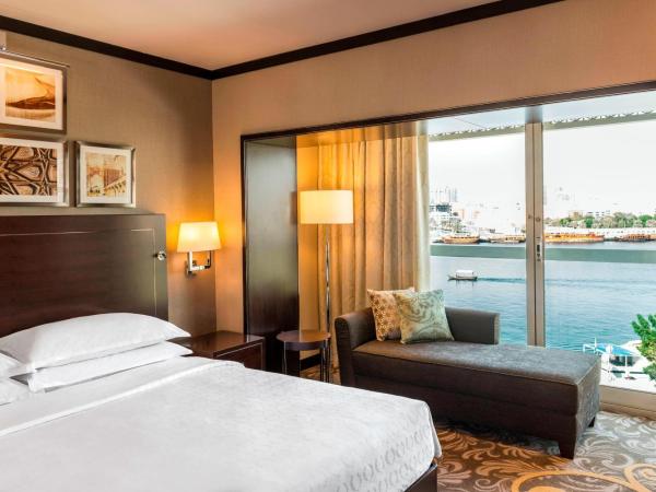 Sheraton Dubai Creek Hotel & Towers : photo 3 de la chambre suite junior avec lit king-size - accès au salon club - vue sur rivière