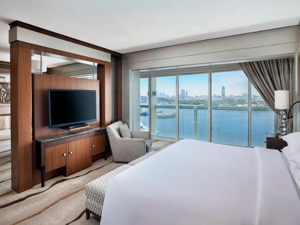 Sheraton Dubai Creek Hotel & Towers : photo 6 de la chambre suite familiale lit king-size - vue sur crique