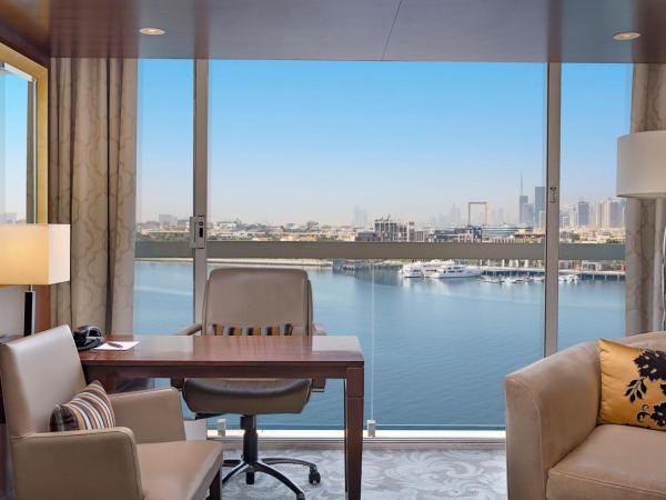Sheraton Dubai Creek Hotel & Towers : photo 5 de la chambre suite junior avec lit king-size - accès au salon club - vue sur rivière