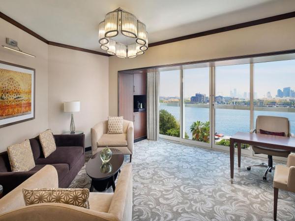 Sheraton Dubai Creek Hotel & Towers : photo 5 de la chambre suite exécutive avec 1 lit king-size et accès au salon club