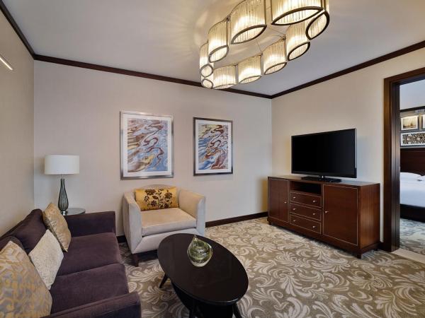 Sheraton Dubai Creek Hotel & Towers : photo 6 de la chambre suite junior avec lit king-size - accès au salon club - vue sur rivière