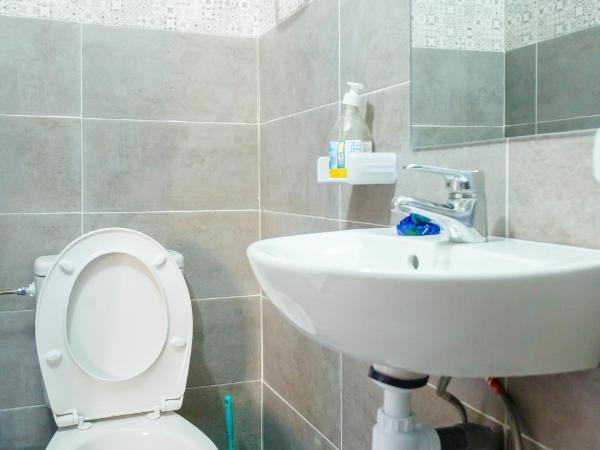 The Rina Hostel : photo 10 de la chambre studio avec balcon