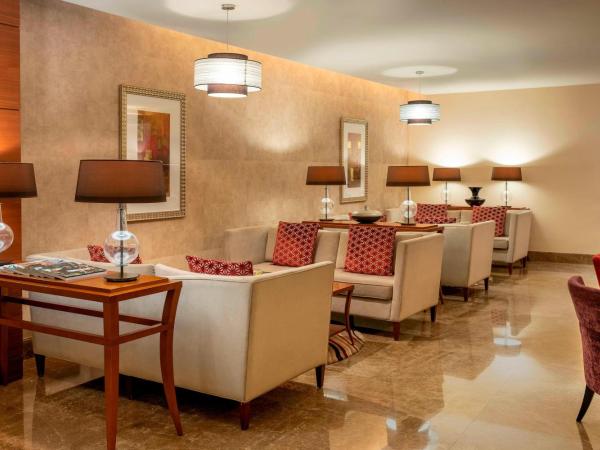 Sheraton Dubai Creek Hotel & Towers : photo 9 de la chambre chambre club avec 1 lit king-size et accès au salon club - vue sur ville