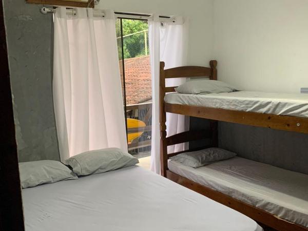 Rio Surf House Hostel e Pousada : photo 1 de la chambre chambre double avec salle de bains commune