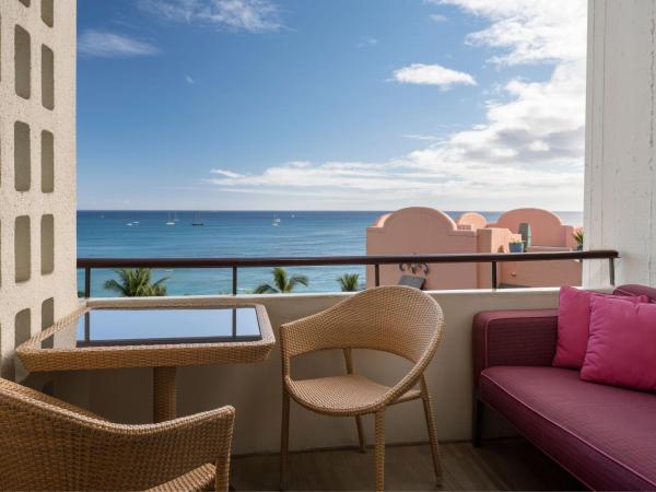 The Royal Hawaiian, A Luxury Collection Resort, Waikiki : photo 6 de la chambre hébergement lit king-size océan - tour mailani