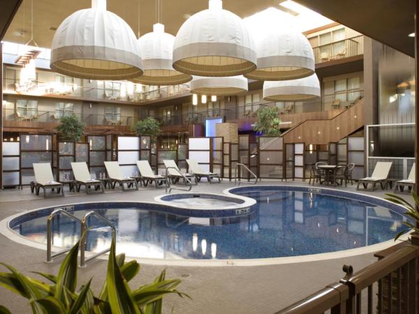 Delta Hotels by Marriott Calgary South : photo 6 de la chambre chambre deluxe lit queen-size superposé - vue sur atrium