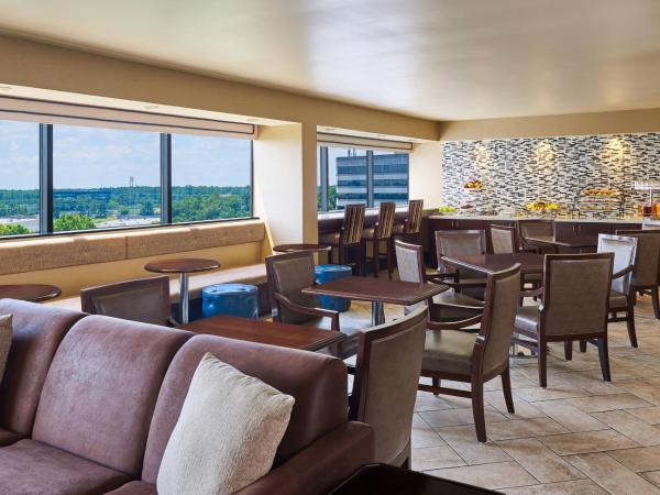 Sheraton North Houston at George Bush Intercontinental : photo 6 de la chambre club level king room with adapted tub - mobility accessible