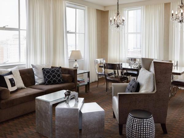 Renaissance New Orleans Pere Marquette French Quarter Area Hotel : photo 1 de la chambre suite lit king-size