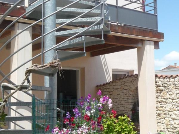 Chambre d'hôte Fleur de Potager : photo 5 de la chambre chambre double avec terrasse