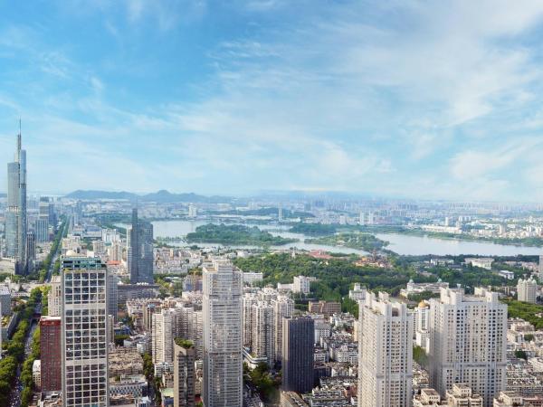 The Ritz-Carlton, Nanjing : photo 8 de la chambre hébergement lit king-size club deluxe - vue sur lac - petit-déjeuner uniquement servi au salon club