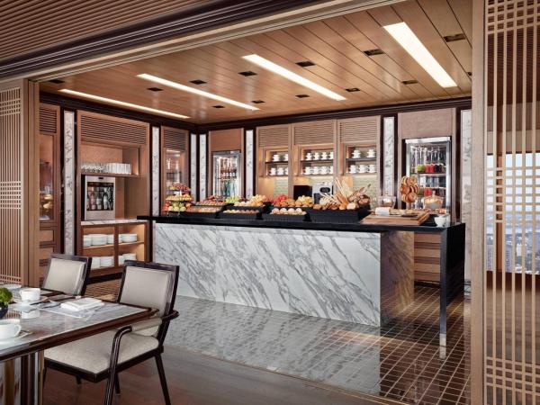 The Ritz-Carlton, Nanjing : photo 8 de la chambre hébergement lit king-size club deluxe - petit-déjeuner uniquement servi au salon club