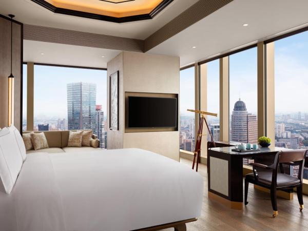 The Ritz-Carlton, Nanjing : photo 7 de la chambre hébergement lit king-size club premier - petit-déjeuner uniquement servi au salon club