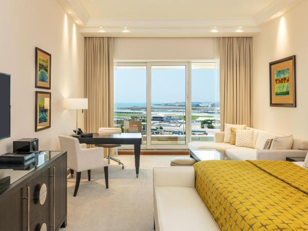 Grosvenor House, a Luxury Collection Hotel, Dubai : photo 3 de la chambre chambre premier avec 1 lit king-size dans chambre d'hôtes - accès au salon exécutif, goûter et happy hour, accès gratuit à la plage et à la piscine du complexe hôtelier, transfert depuis aéroport de dubaï